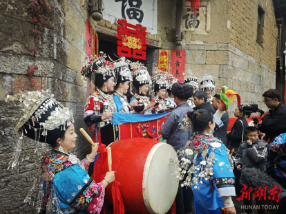 璨土家苗寨@湖南日报深度凯发k8登录湘西银饰璀