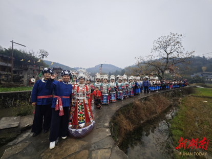 璨土家苗寨@湖南日报深度凯发k8登录湘西银饰璀(图4)